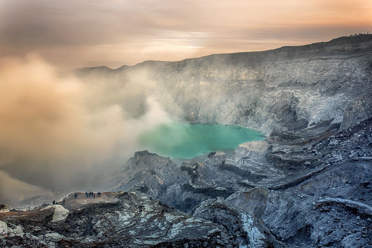 Home Captivating sunrise view of the Ijen crater with turquoise lake and volcanic landscape in Indonesia.